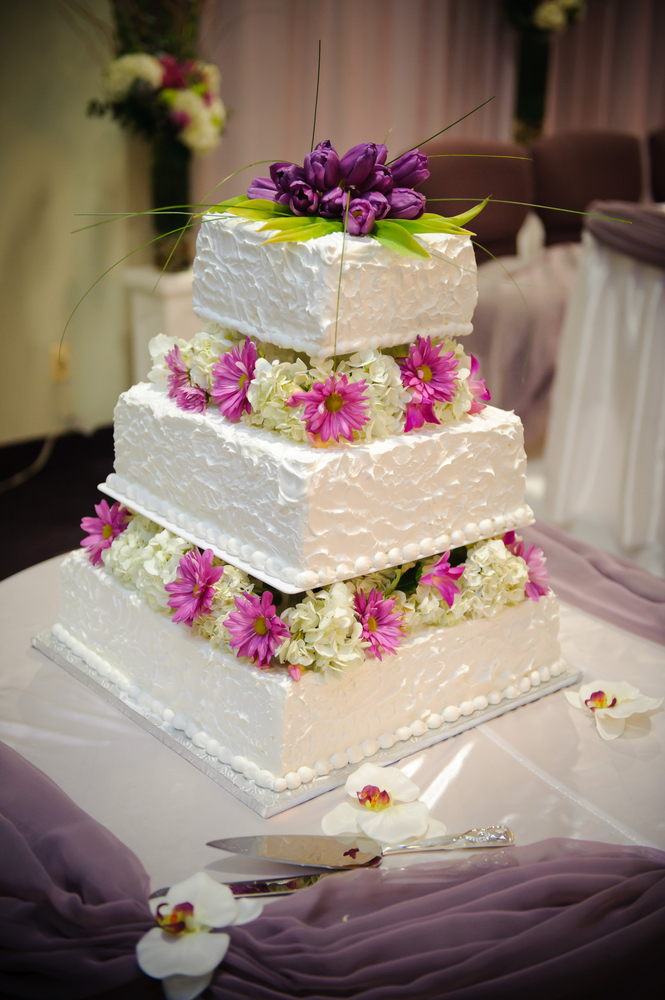 Pictures of square wedding cakes with fresh flowers